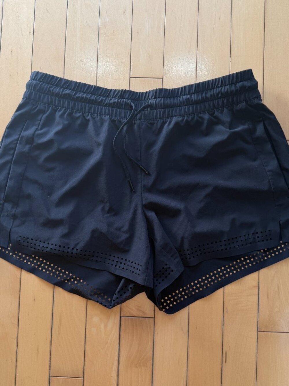 Athleta Baja Perforated Laser Cut Featherweight Stretch Shorts Size 8 Black - Picture 3 of 11